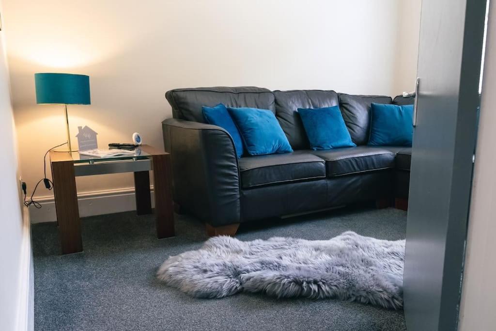 4 Bedroom - Sleep 9 Home In Cheadle Staffordshire - Alton Towers Polar Express Dimmingsdale Peak District Trentham Gardens Water World Exterior foto