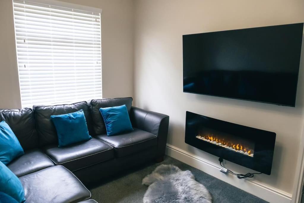 4 Bedroom - Sleep 9 Home In Cheadle Staffordshire - Alton Towers Polar Express Dimmingsdale Peak District Trentham Gardens Water World Exterior foto