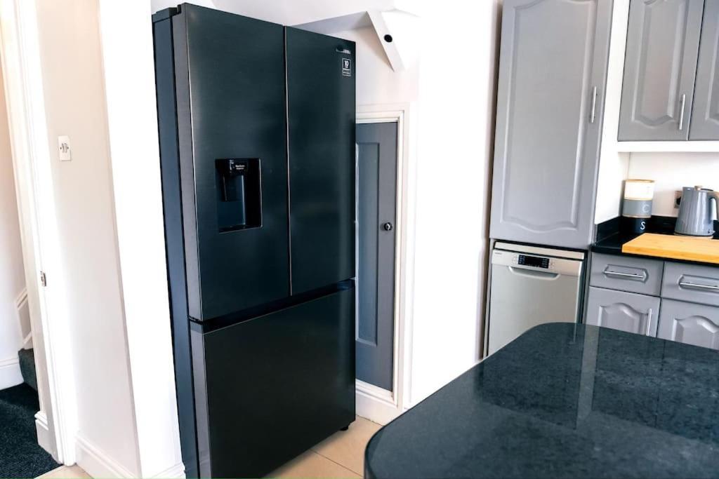 4 Bedroom - Sleep 9 Home In Cheadle Staffordshire - Alton Towers Polar Express Dimmingsdale Peak District Trentham Gardens Water World Exterior foto