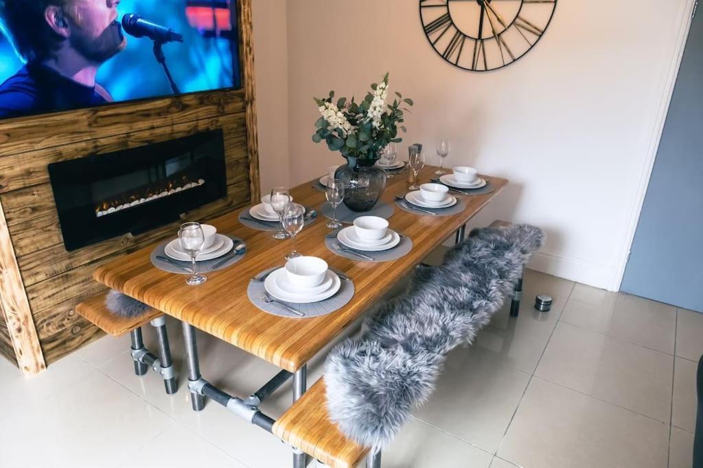 4 Bedroom - Sleep 9 Home In Cheadle Staffordshire - Alton Towers Polar Express Dimmingsdale Peak District Trentham Gardens Water World Exterior foto