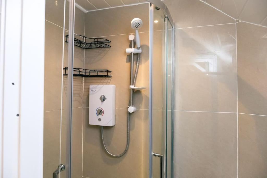 4 Bedroom - Sleep 9 Home In Cheadle Staffordshire - Alton Towers Polar Express Dimmingsdale Peak District Trentham Gardens Water World Exterior foto