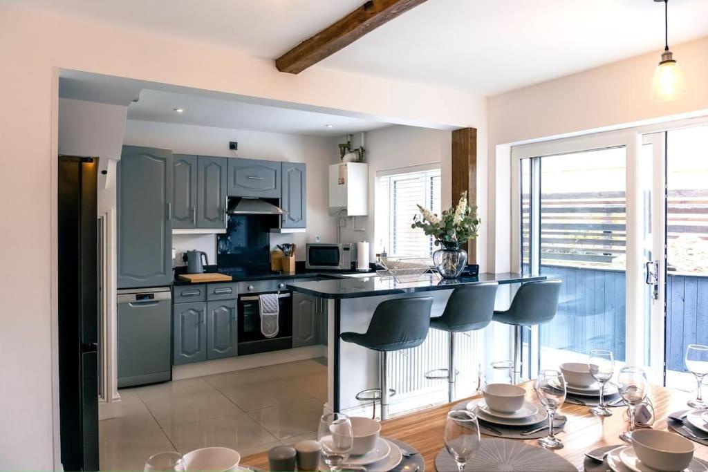 4 Bedroom - Sleep 9 Home In Cheadle Staffordshire - Alton Towers Polar Express Dimmingsdale Peak District Trentham Gardens Water World Exterior foto