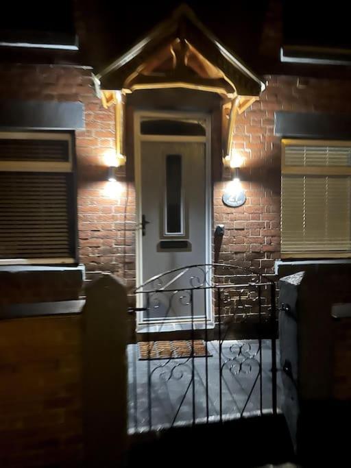 4 Bedroom - Sleep 9 Home In Cheadle Staffordshire - Alton Towers Polar Express Dimmingsdale Peak District Trentham Gardens Water World Exterior foto