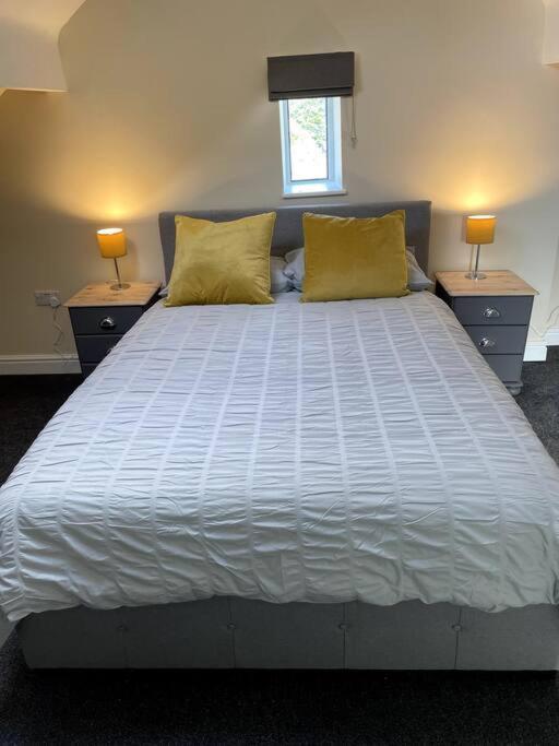 4 Bedroom - Sleep 9 Home In Cheadle Staffordshire - Alton Towers Polar Express Dimmingsdale Peak District Trentham Gardens Water World Exterior foto