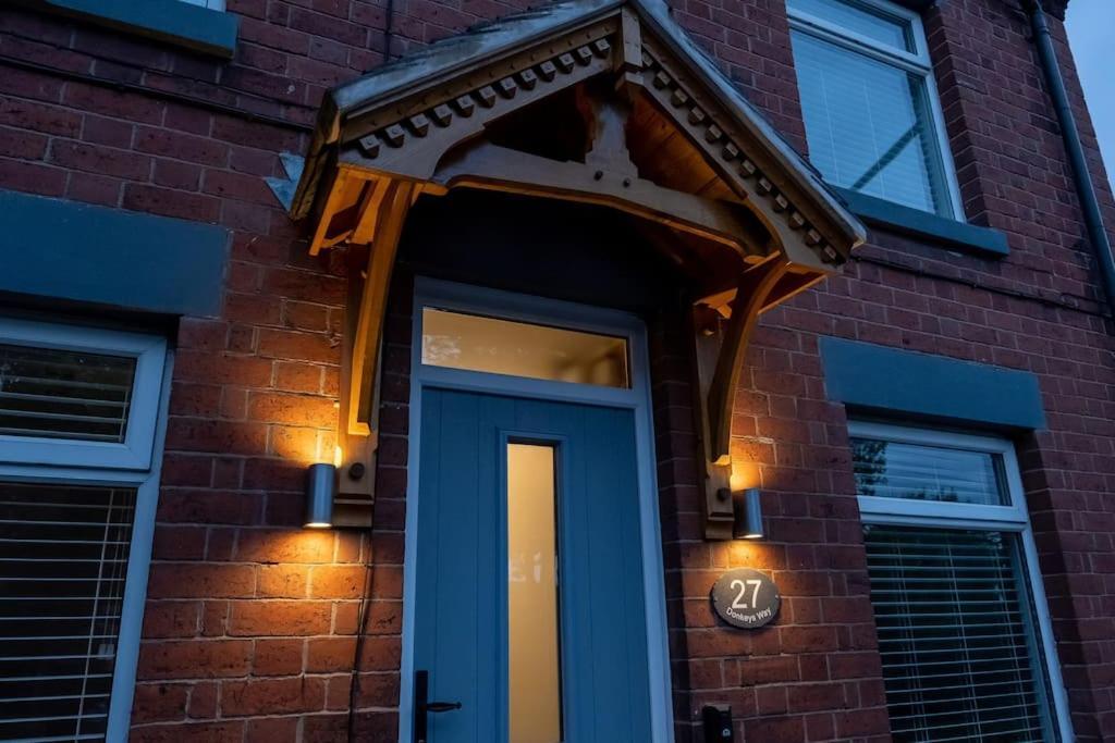 4 Bedroom - Sleep 9 Home In Cheadle Staffordshire - Alton Towers Polar Express Dimmingsdale Peak District Trentham Gardens Water World Exterior foto