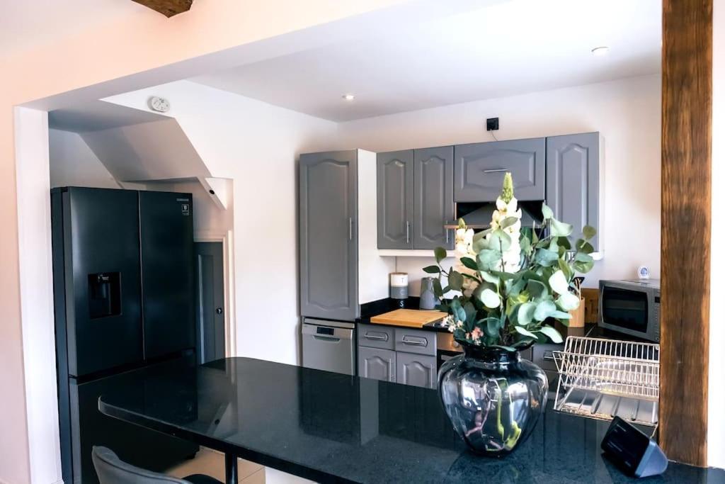 4 Bedroom - Sleep 9 Home In Cheadle Staffordshire - Alton Towers Polar Express Dimmingsdale Peak District Trentham Gardens Water World Exterior foto